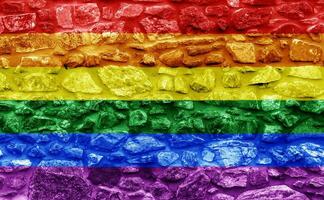 vlag van de lgbt gemeenschap Aan de achtergrond van een steen muur. regenboog symbool van homo cultuur. concept collage. illustratie symbool van trots. foto