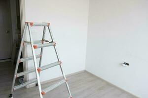 ladder Bij bouw plaats gebouw. vernieuwing, reparatie en ontwikkeling van huis en appartement concepten foto
