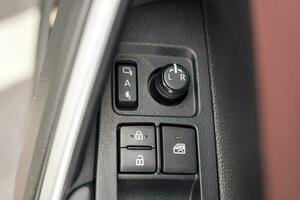 toetsen controlerend de ramen binnen een auto, controle en elektrisch spiegel aanpassing foto