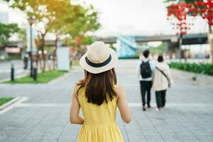 vrouw reiziger met geel jurk bezoekende in da nang. toerist bezienswaardigheden bekijken Bij liefde slot brug. mijlpaal en populair. Vietnam en zuidoosten Azië reizen concept foto