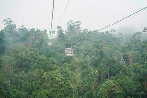 visie van ba na heuvels berg in de mist van kabel auto. mijlpaal en populair. da nag, Vietnam en zuidoosten Azië reizen concept foto