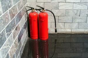 brand brandblusser systeem Aan de muur achtergrond, krachtig noodgeval uitrusting voor industrieel foto