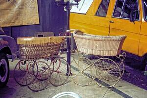 oud wijnoogst retro baby kinderwagens in de museum foto