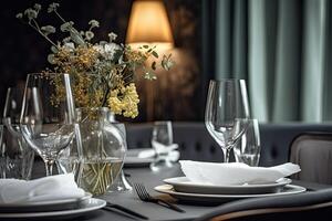 elegant tafel instelling met bestek en bloemen in restaurant, mooi en versierd restaurant tafel met bord, ai gegenereerd foto