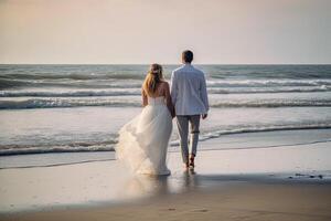 mooi bruiloft stel, bruid en bruidegom, wandelen Aan de strand, nieuw bruid en bruidegom vol achterzijde visie wandelen Aan de strand, ai gegenereerd foto
