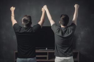 terug visie van twee jong mannen met armen verheven in voorkant van schoolbord, twee jong mannen in vol achterzijde visie genieten van TV amusement, ai gegenereerd foto