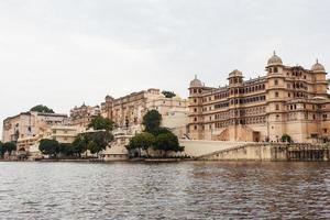 udaipur stadspaleis, uitzicht vanaf het meer in rajasthan, india foto