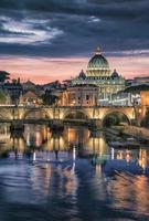 de stad rome bij zonsondergang