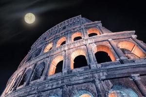 colosseum monument in rome 's nachts foto