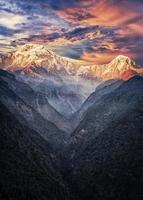 zonsopgang boven de Annapurna-reeks in Nepal, Himalaya foto
