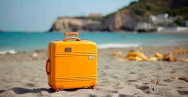 zomer reizen en toerisme, geel koffer Aan een mooi zanderig strand. vakantie reizen - ai gegenereerd beeld foto