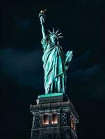 standbeeld van vrijheid Bij nacht in nieuw york stad. Verenigde Staten van Amerika. generatief ai foto