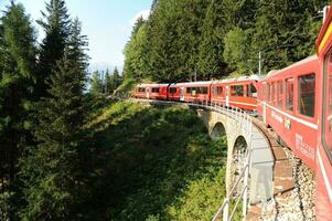 Sankt Moritz Zwitsers 2023 weinig rood trein op reis in de Zwitsers bergen en Verbinden Zwitserland met Italië foto