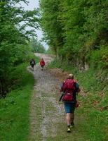 Italië 2023 familie wandelen in de bergen met kind in rugzak foto