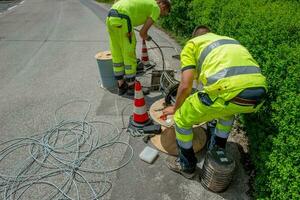 Italië 2023 arbeiders wie zijn houdende de kabels voor de verbinding van de optisch vezel foto