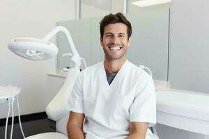 Kaukasisch Mens tandarts glimlachen terwijl staand in tandheelkundig kliniek, ai generatief foto