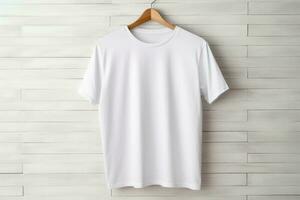 wit t-shirt mockup Aan hanger Aan houten achtergrond, ai generatief foto