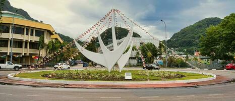 mahe Seychellen 3.07.2023 tweehonderd jaarfeest monument, opgericht in 1978 naar herdenken de 200ste verjaardag van de stad- van Victoria, gemaakt door de laat Italiaans artiest lorenzo appiani, mahe Seychellen foto