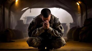 conceptuele beeld van soldaat bidden in donker leger hangar. generatief ai. foto