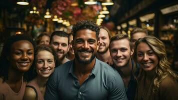 portret van glimlachen spaans Mens staand in voorkant van zijn multiraciaal vrienden in een restaurant. generatief ai. foto