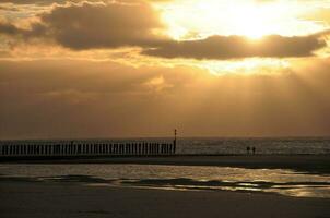 zonsondergang Bij wangerooge eiland foto