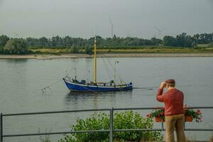 res stad Bij de Rijn rivier- foto
