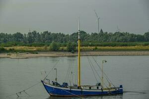 res stad Bij de Rijn rivier- foto