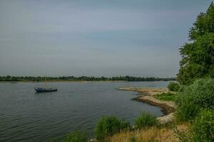 res stad Bij de Rijn rivier- foto