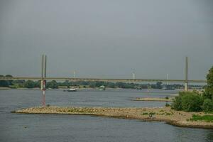 res stad Bij de Rijn rivier- foto