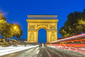 arc de triomphe in parijs frankrijk bij nacht foto