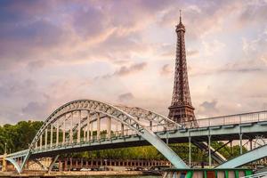 eiffeltoren en passerelle debilly brug in parijs frankrijk foto