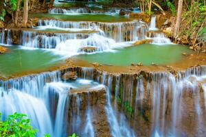 verbazingwekkend kleurrijk waterval in nationaal park Woud gedurende lente, mooi diep Woud in thailand, techniek lang blootstelling, gedurende vakantie en kom tot rust tijd. foto