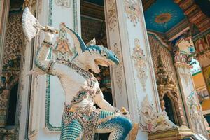 standbeelden binnen de tempel, mooi tempel in Bangkok of wat pariwas, tempel in Thailand. foto