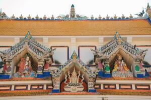 standbeelden binnen de tempel, mooi tempel in Bangkok of wat pariwas, tempel in Thailand. foto