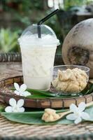 vers melk met palm suiker in een glas Aan houten tafel foto