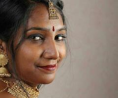 mooi jong Indisch dame poseren uitdrukking foto