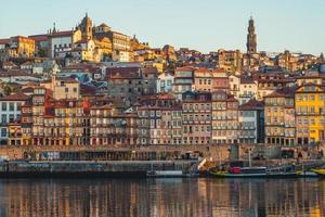 ribeira-plein in porto aan de douro-rivier in portugal