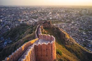 luchtfoto van jaipur van nahargarh fort bij zonsondergang foto