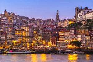 ribeira-plein in porto aan de douro-rivier in portugal