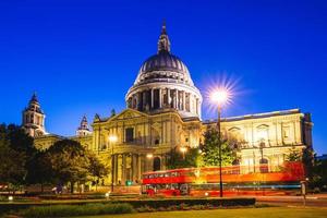 nacht uitzicht op st paul kathedraal in londen, uk foto