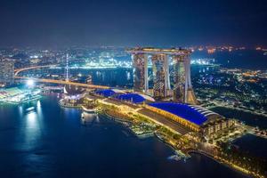 skyline van Marina Bay in Singapore 's nachts