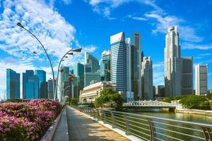 skyline van het financiële district van singapore bij de jachthavenbaai