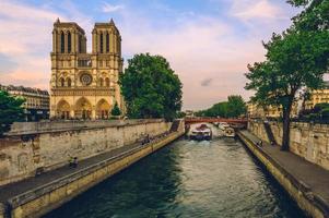 de kathedraal van notre dame de parijs en de rivier de seine in parijs, frankrijk foto