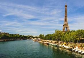 eiffeltoren op de linkeroever van de rivier de seine in parijs, frankrijk foto