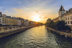 Hof van Cassatie van Frankrijk in Parijs en linkeroever van de rivier de Seine in de schemering
