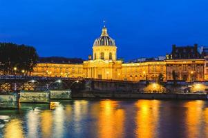 nachtscène van de nationale residentie van de invaliden en de pont des arts in parijs foto