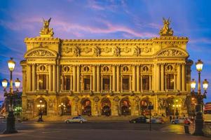 nachtzicht op de opera palais garnier in parijs, frankrijk foto