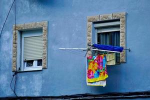 raam op de blauwe gevel van het huis foto