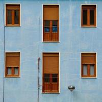 raam op de blauwe gevel van het huis