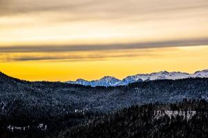 gouden zonsopgang boven de bergen